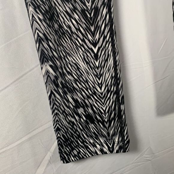 Nike Dri-Fit Black & White Cropped Athletic Leggings - Picture 3 of 8